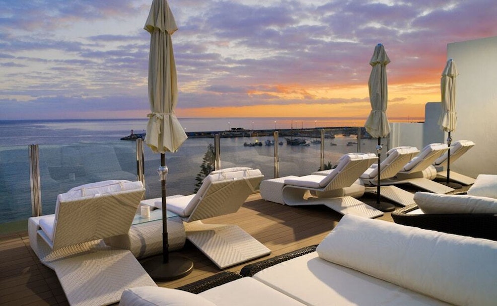 Luxe ligbedjes met uitzicht op zee